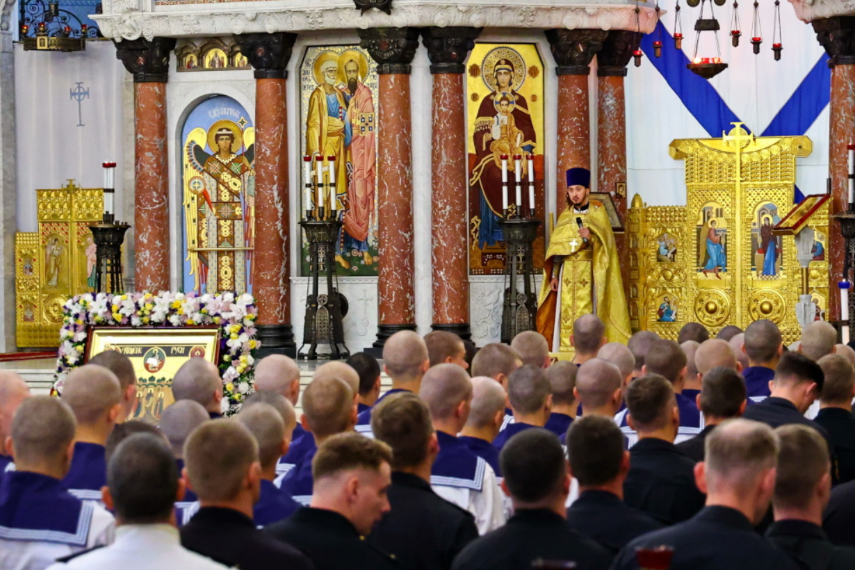 Кронштадт встретил мощи Федора Ушакова и икону Андрея Первозванного накануне Дня ВМФ