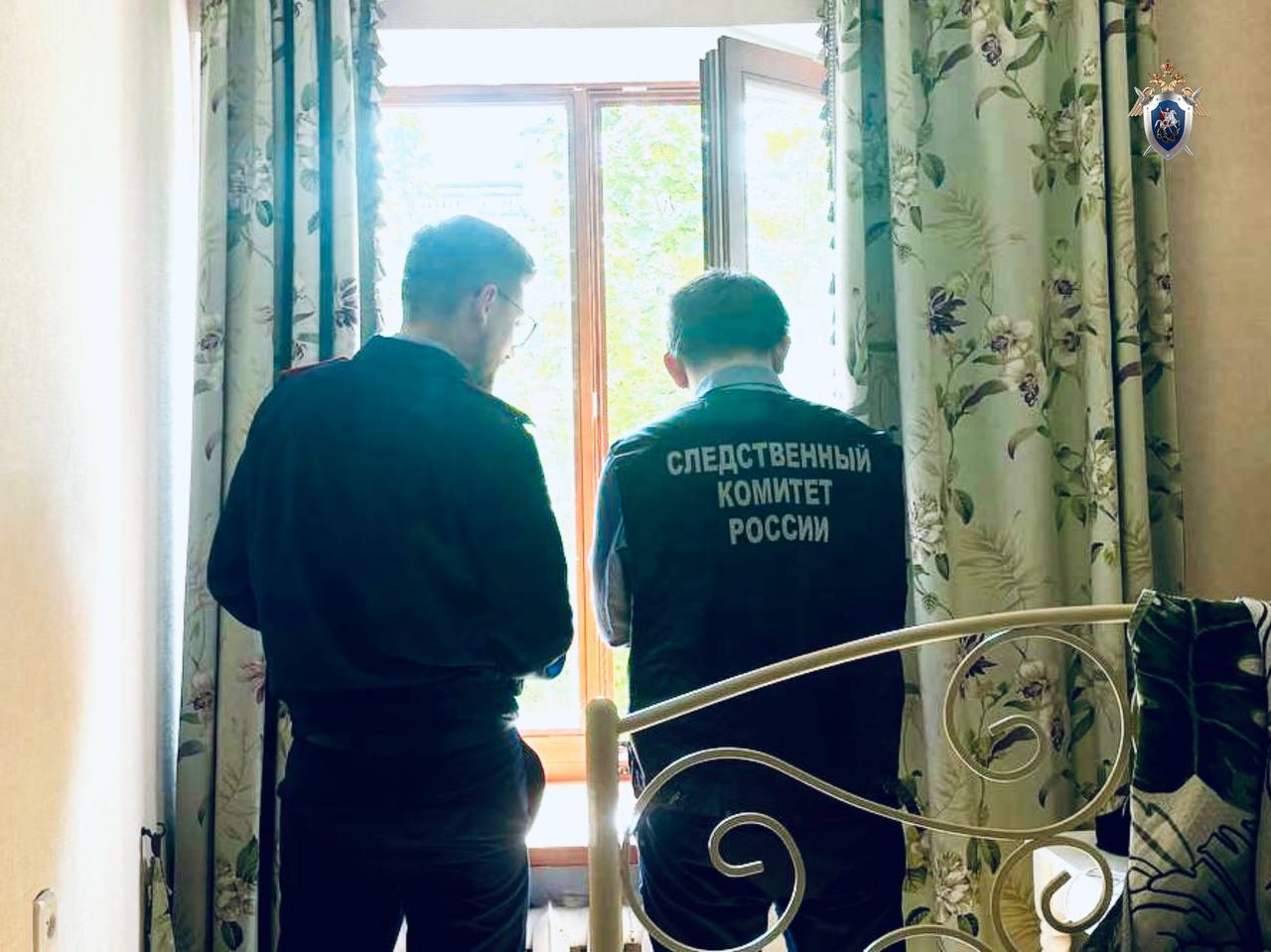 Ребенок выпал из окна 5-го этажа в центре Петербурга и умер