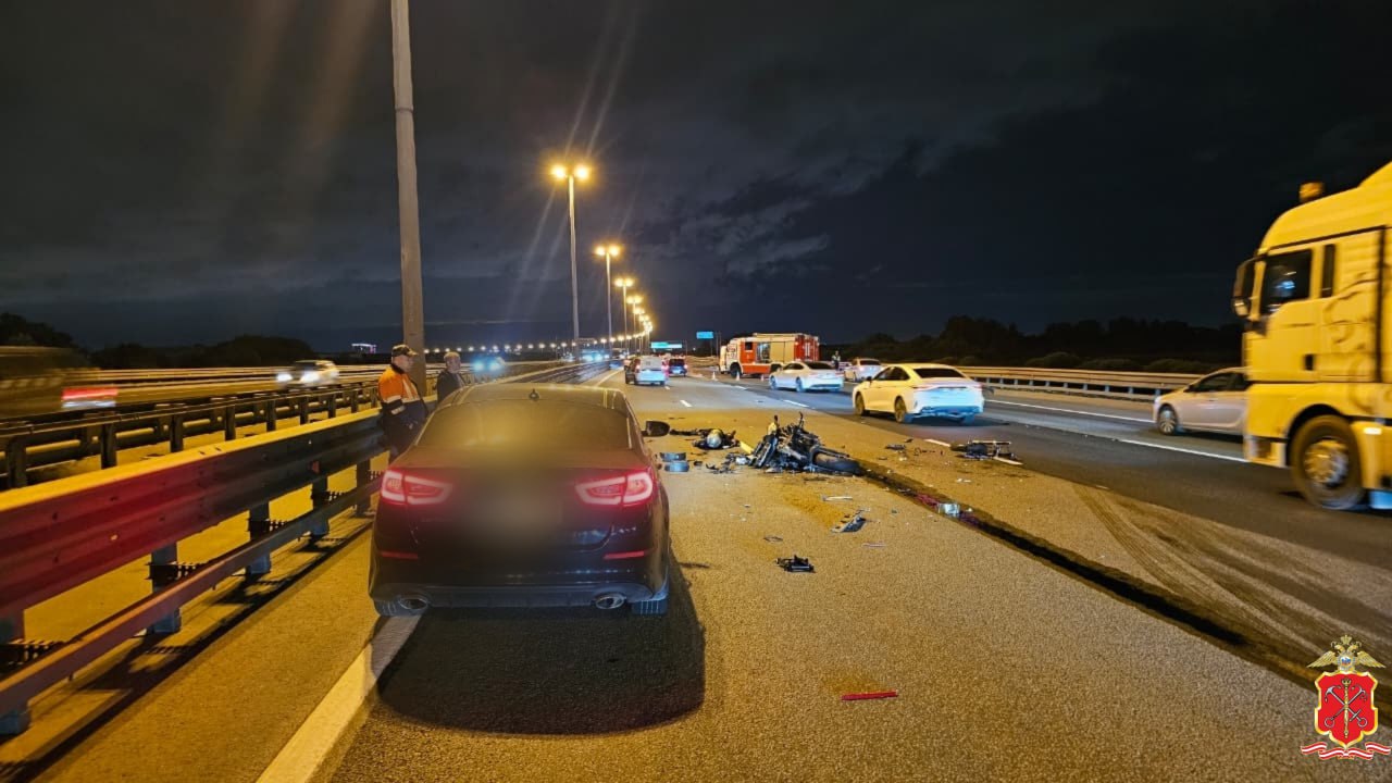 Два человека погибли в аварии с мотоциклом на КАД