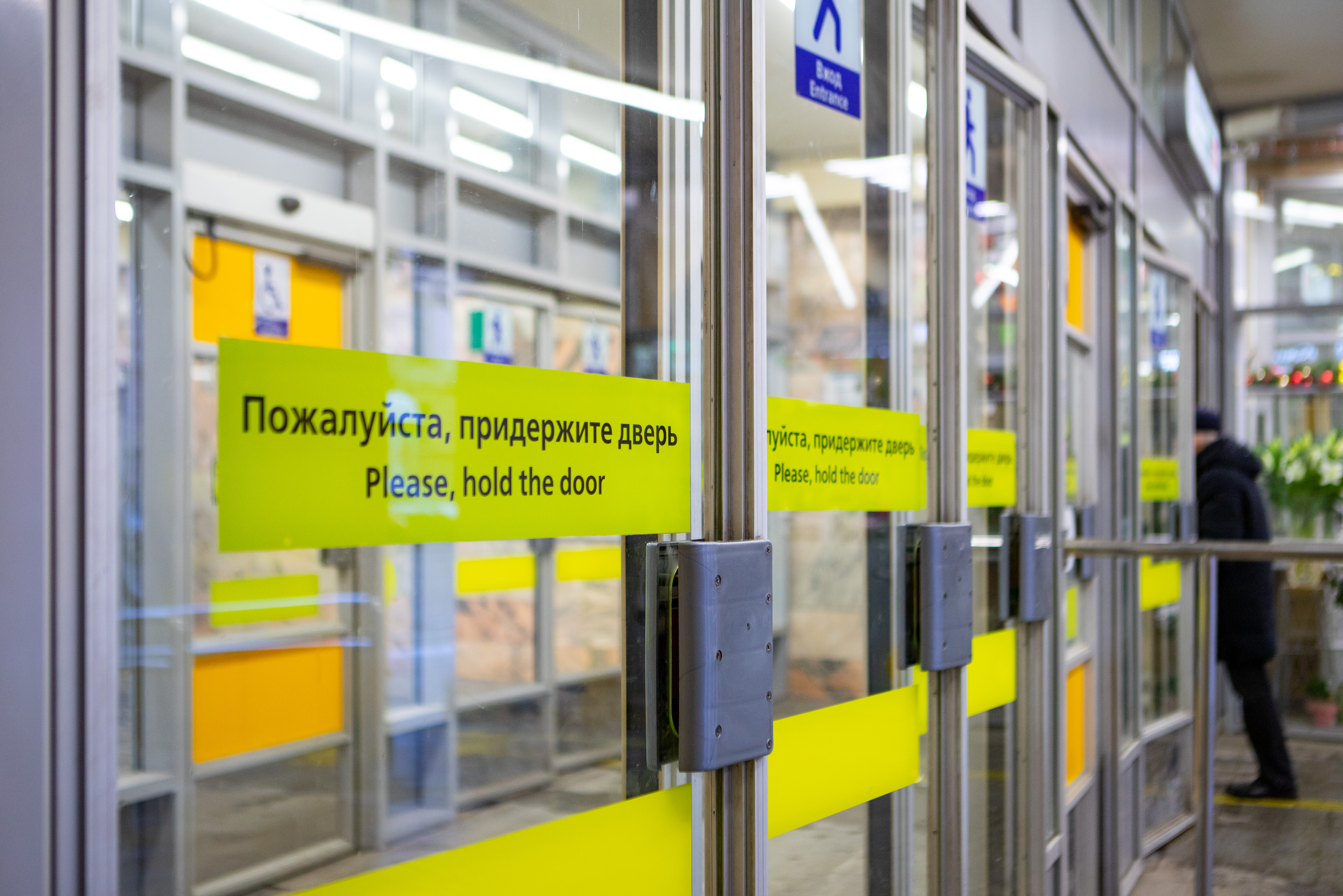 Пассажир упал на рельсы в метро Петербурга, «Чернышевскую» закрывали на вход