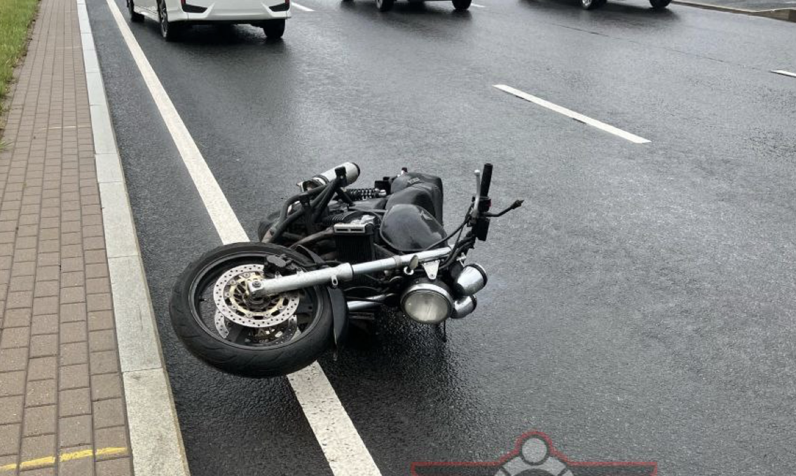 Мотоциклист погиб в аварии на Суздальском проспекте в Петербурге