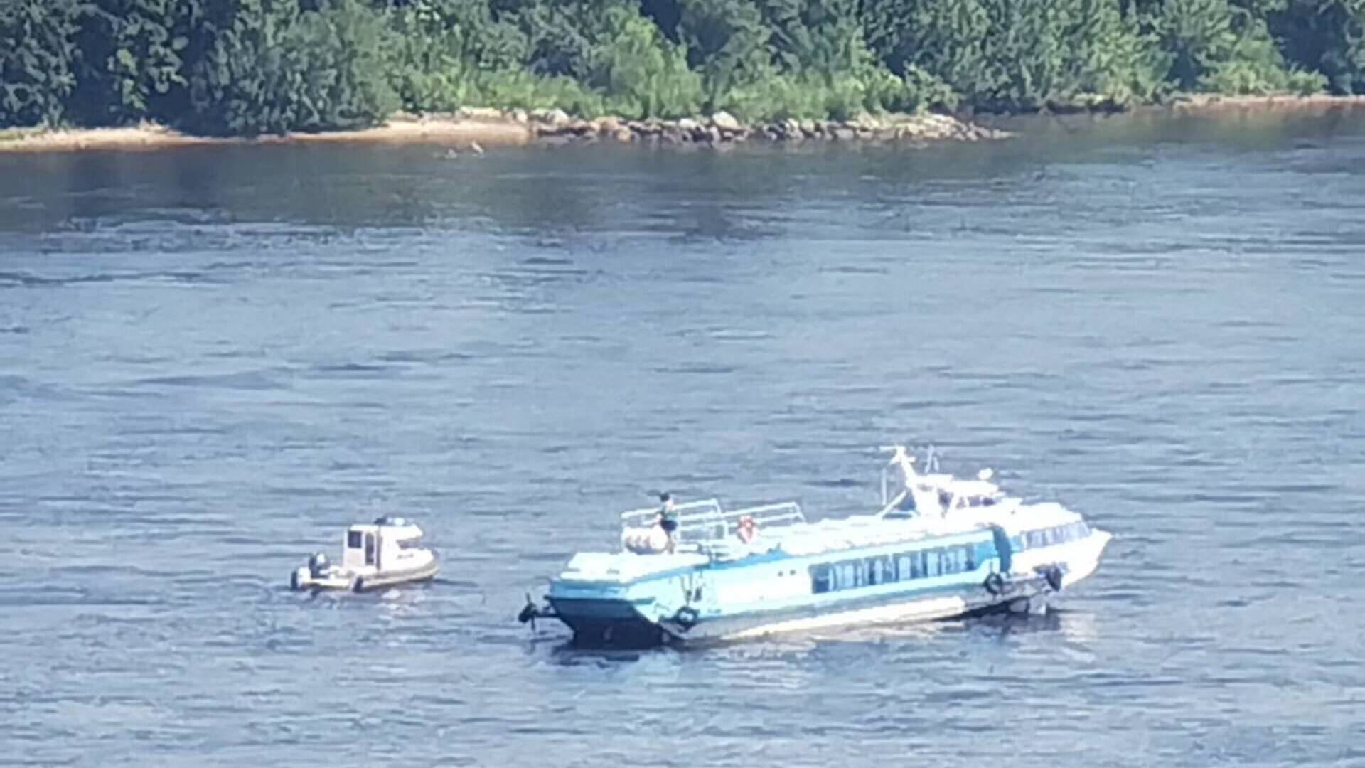 Прокуратура начала проверку после поломки посреди Невы теплохода, с которого спасали 70 пассажиров