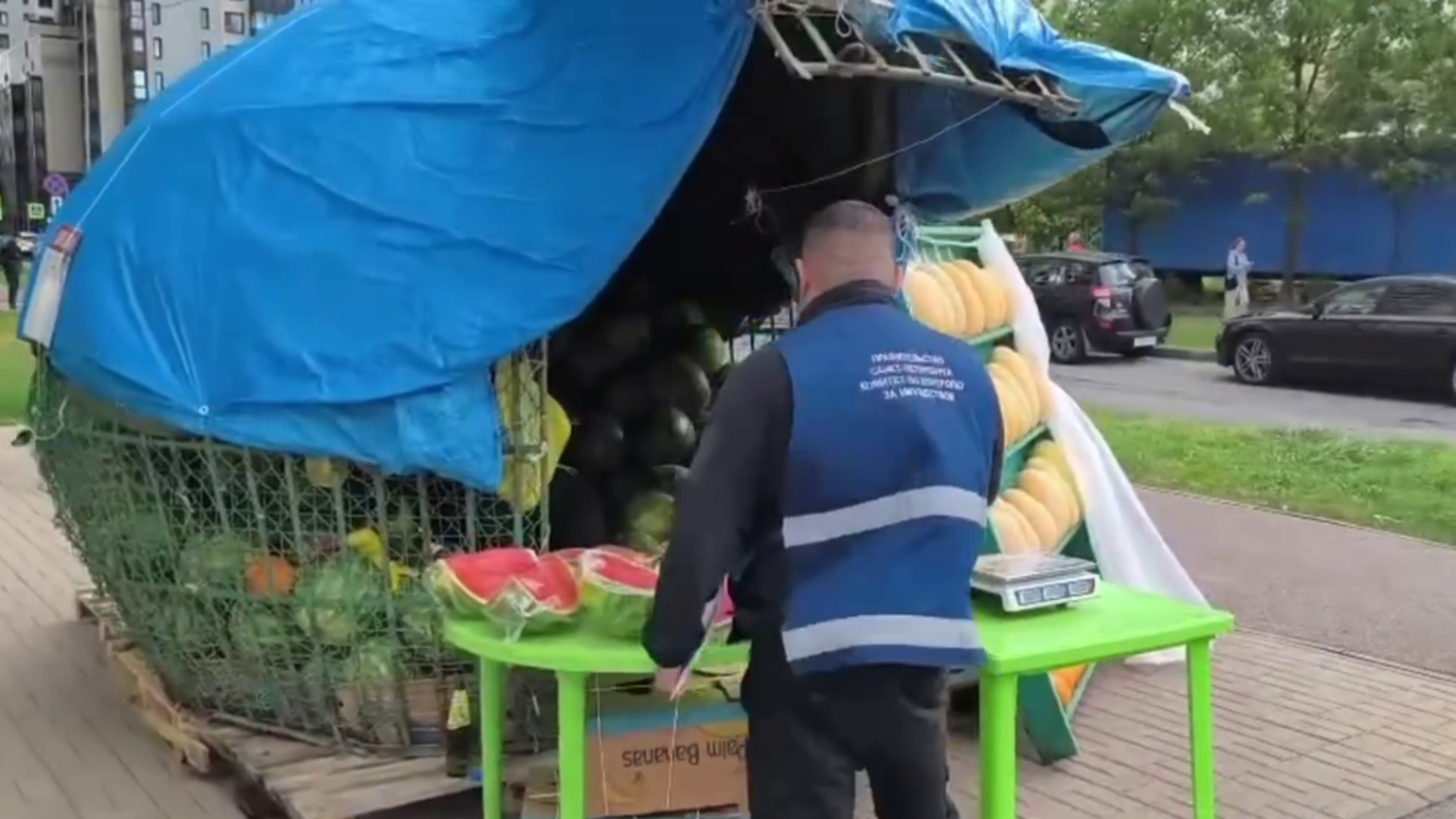 ККИ ликвидировал несанкционированную точку по продаже арбузов и дынь на улице Адмирала Коновалова