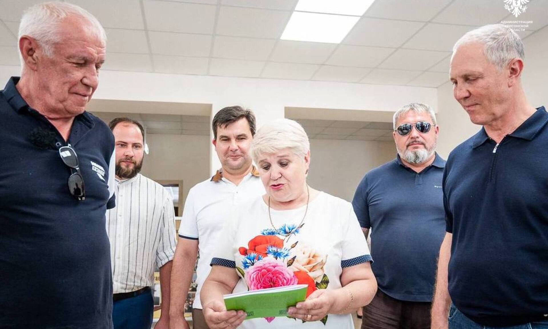 Актер Сергей Гармаш привез гуманитарную помощь в Геническую школу-интернат