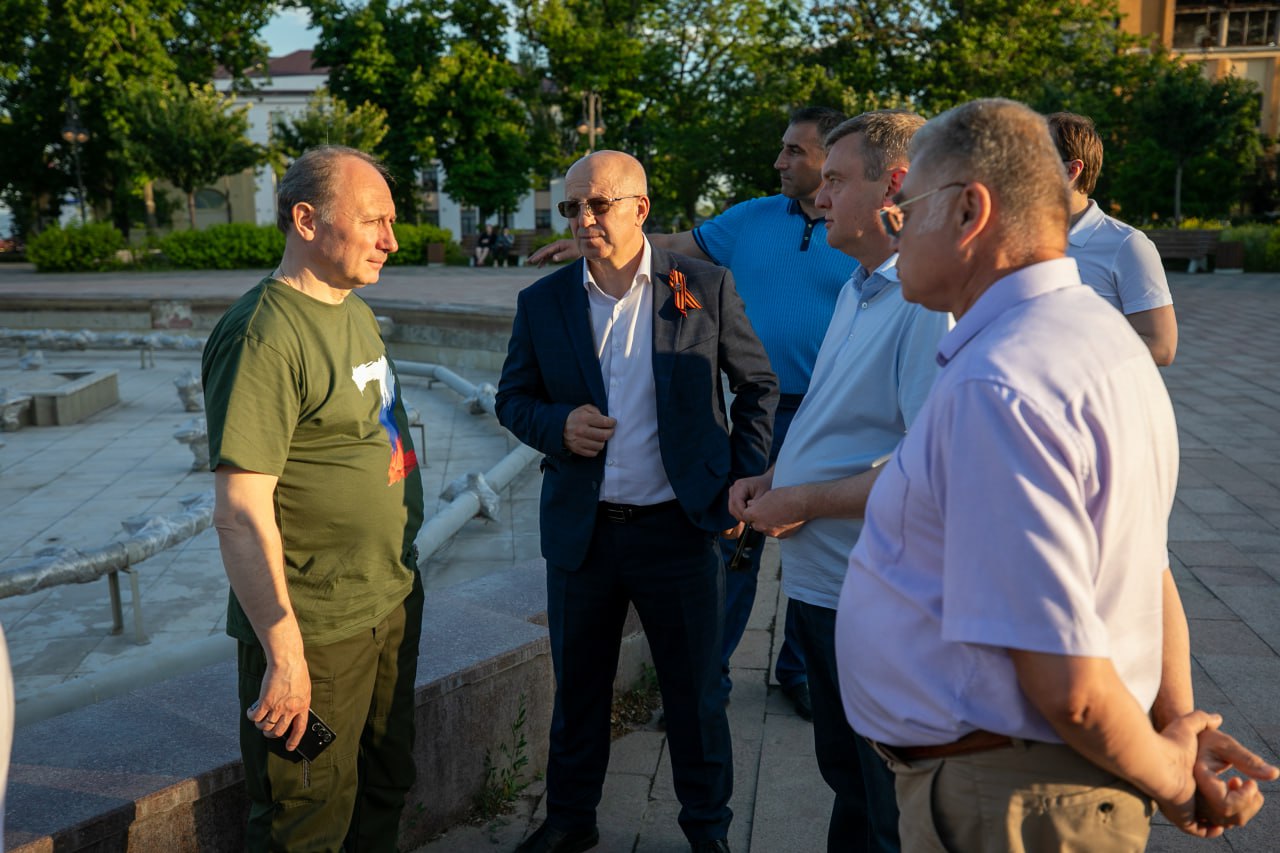 Монумент, драмтеатр и фонтан: делегация из Петебурга в Мариуполе с рабочим визитом