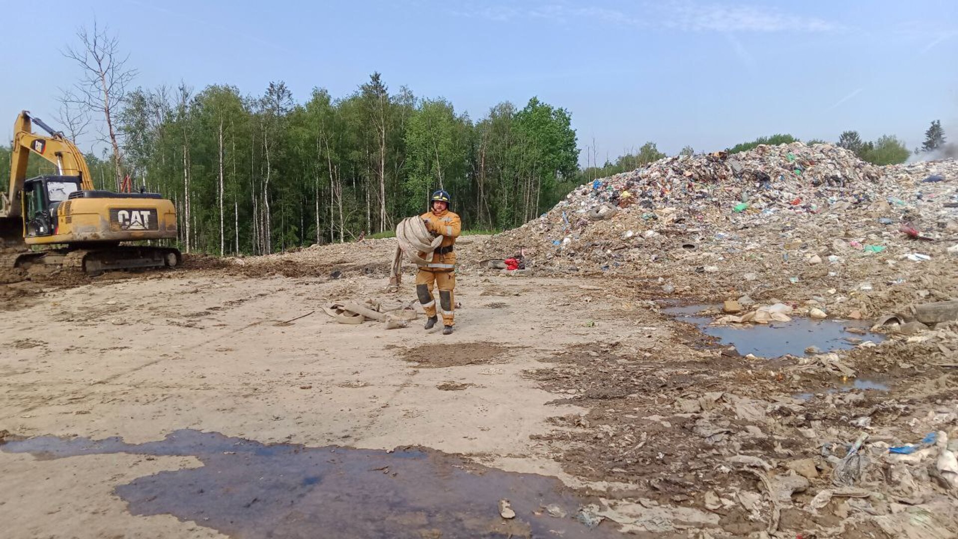 Подземное тление продолжается после пожара на свалке ТБО под Тосно