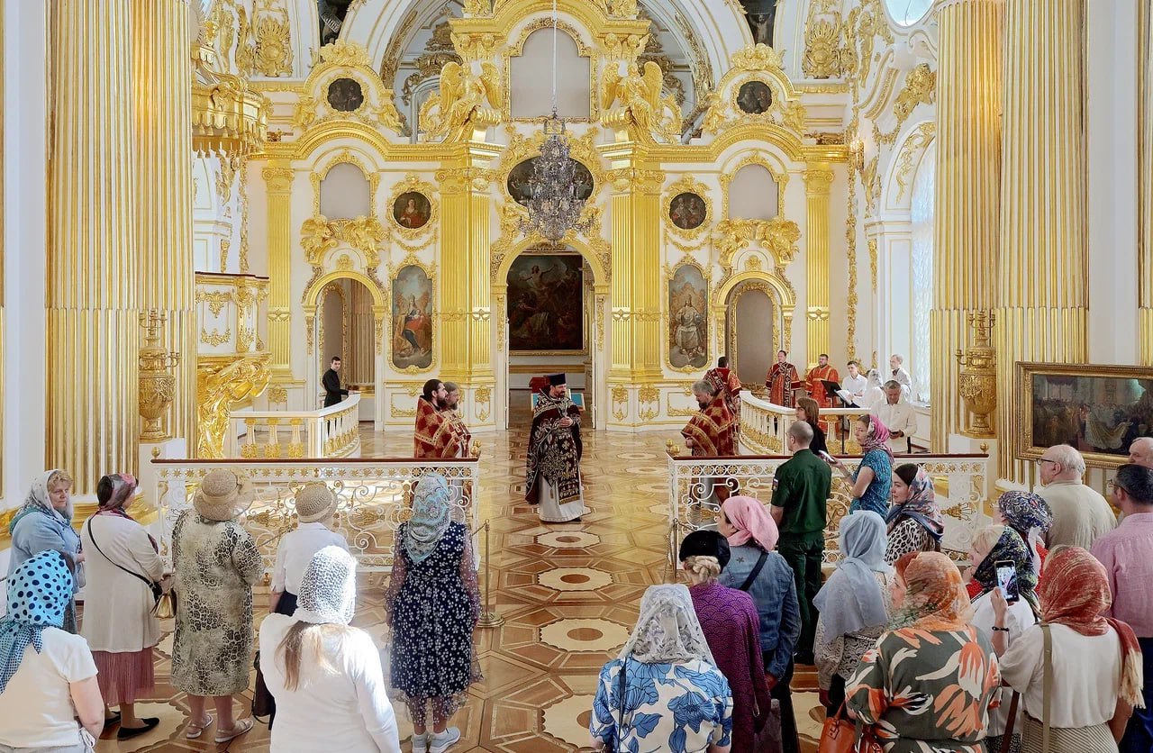 Божественную литургию в память о царской семье провели в храме Эрмитажа