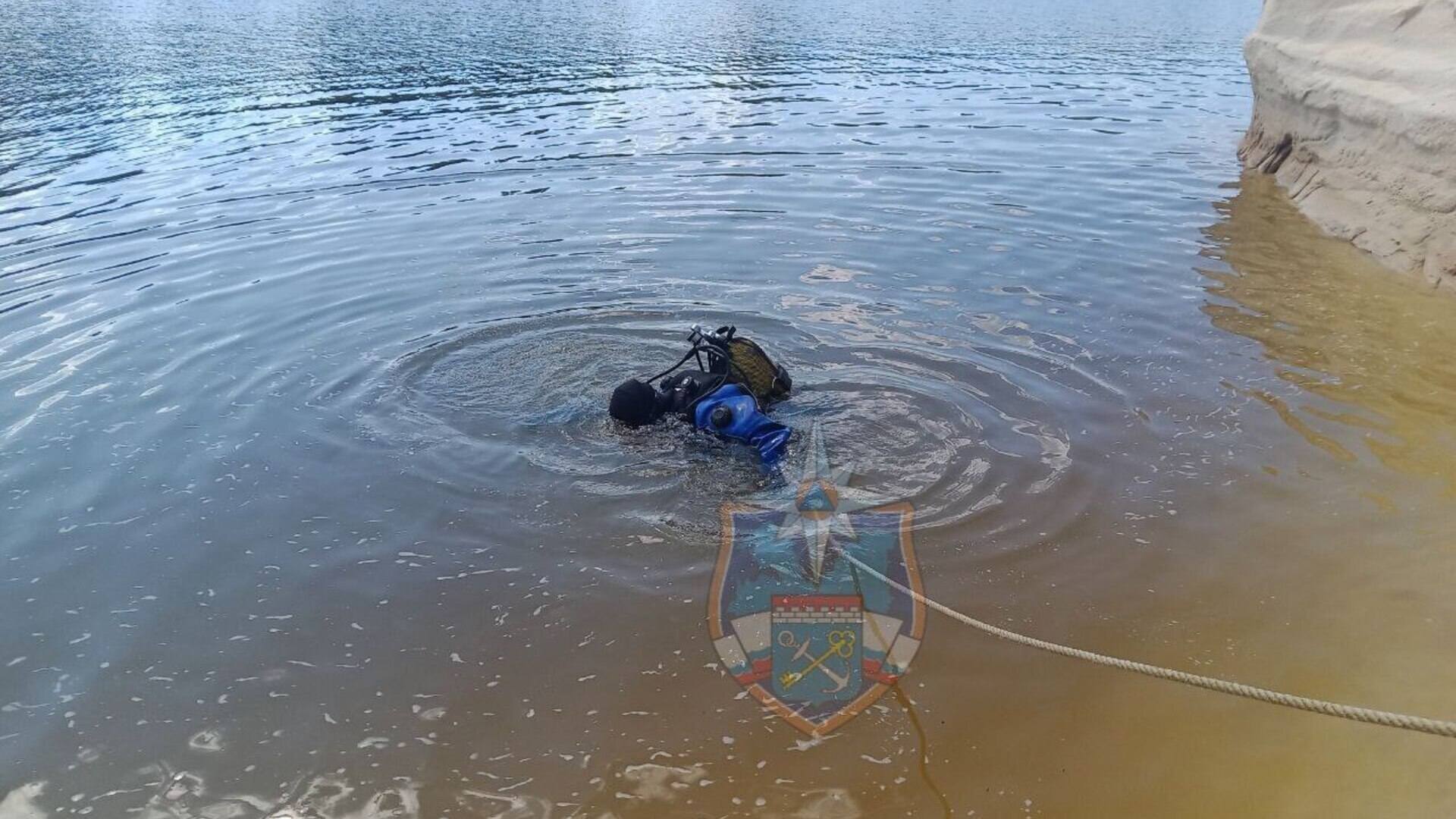 Водолазы вытащили тело мужчины со дна карьера под Гатчиной