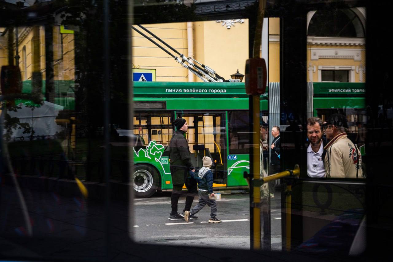 Полиция ищет запустивших петарду в троллейбус «зацеперов» в Петербурге
