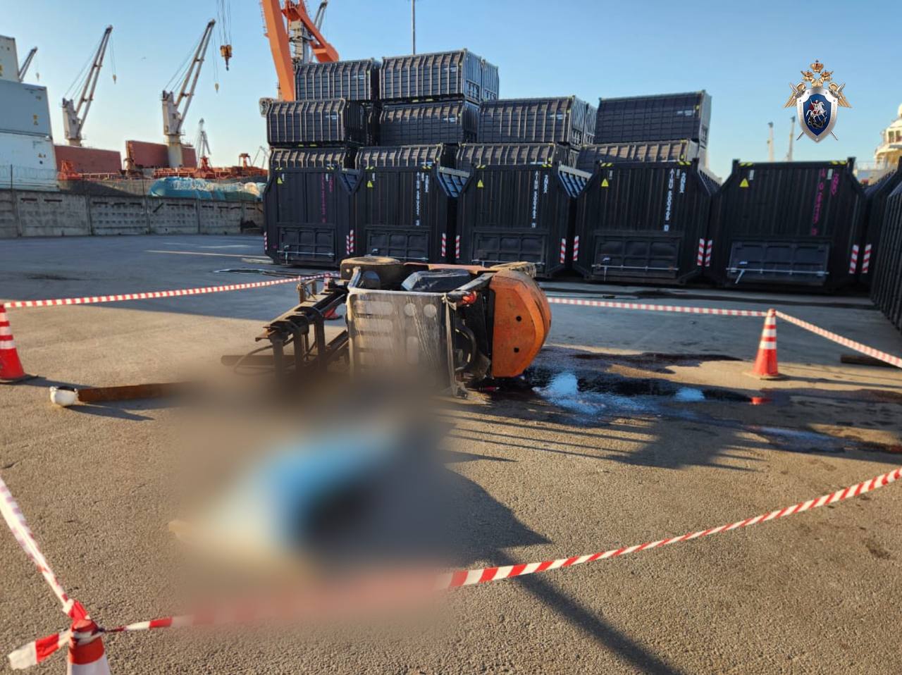 Следователи разбираются в гибели водителя погрузчика в Кировском районе