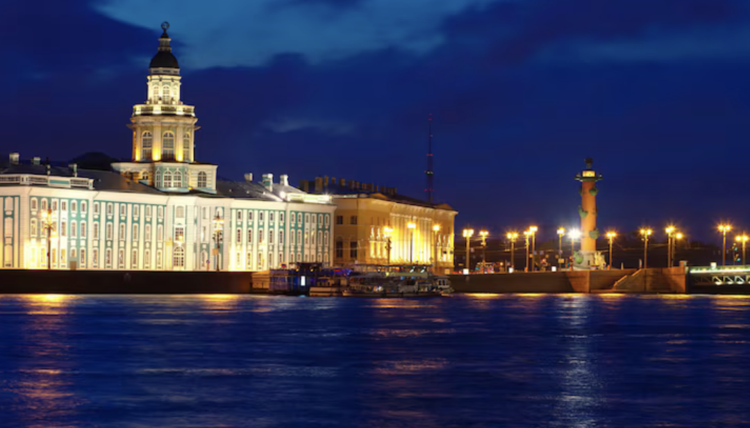 Праздничная иллюминация: мосты Бетанкура, Троицкий и Дворцовый засияют в цветах флага