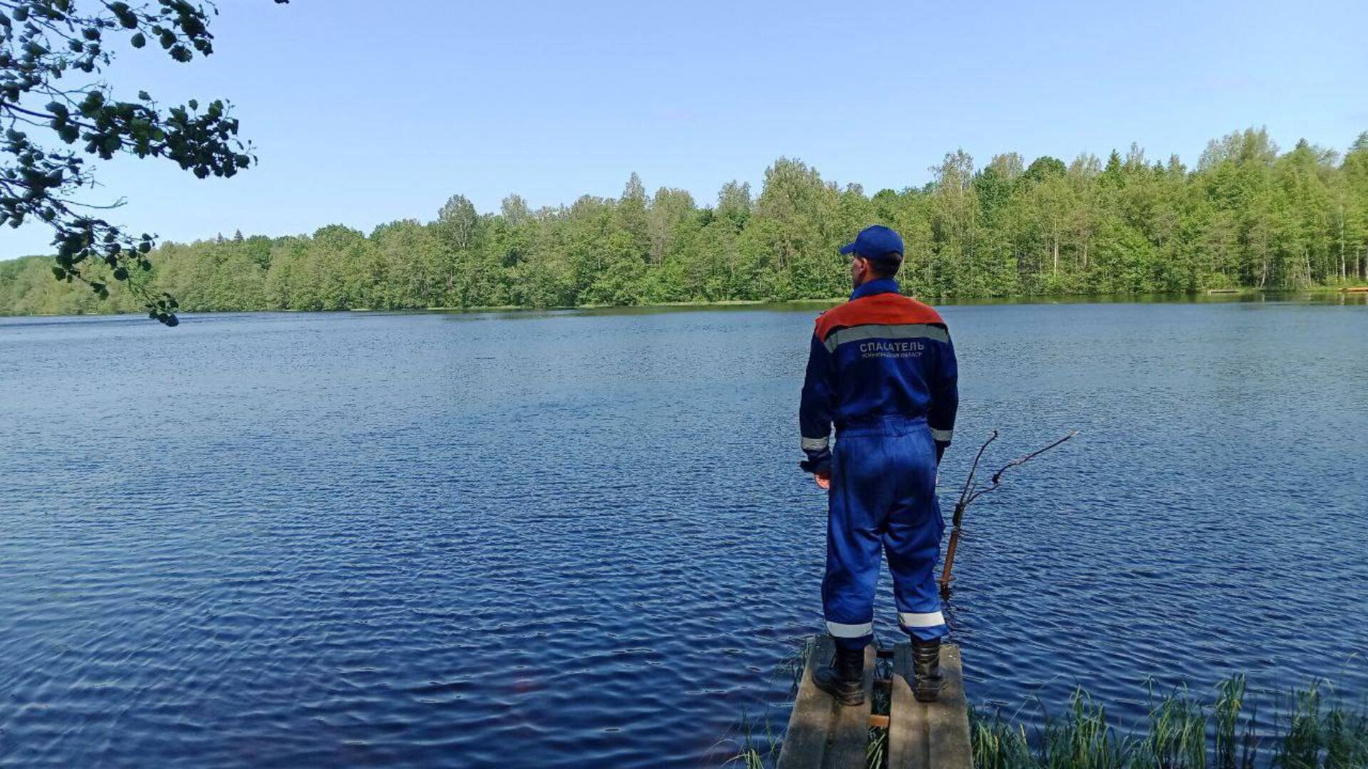 Спасатели вытащили тело из воды в Приозерском районе