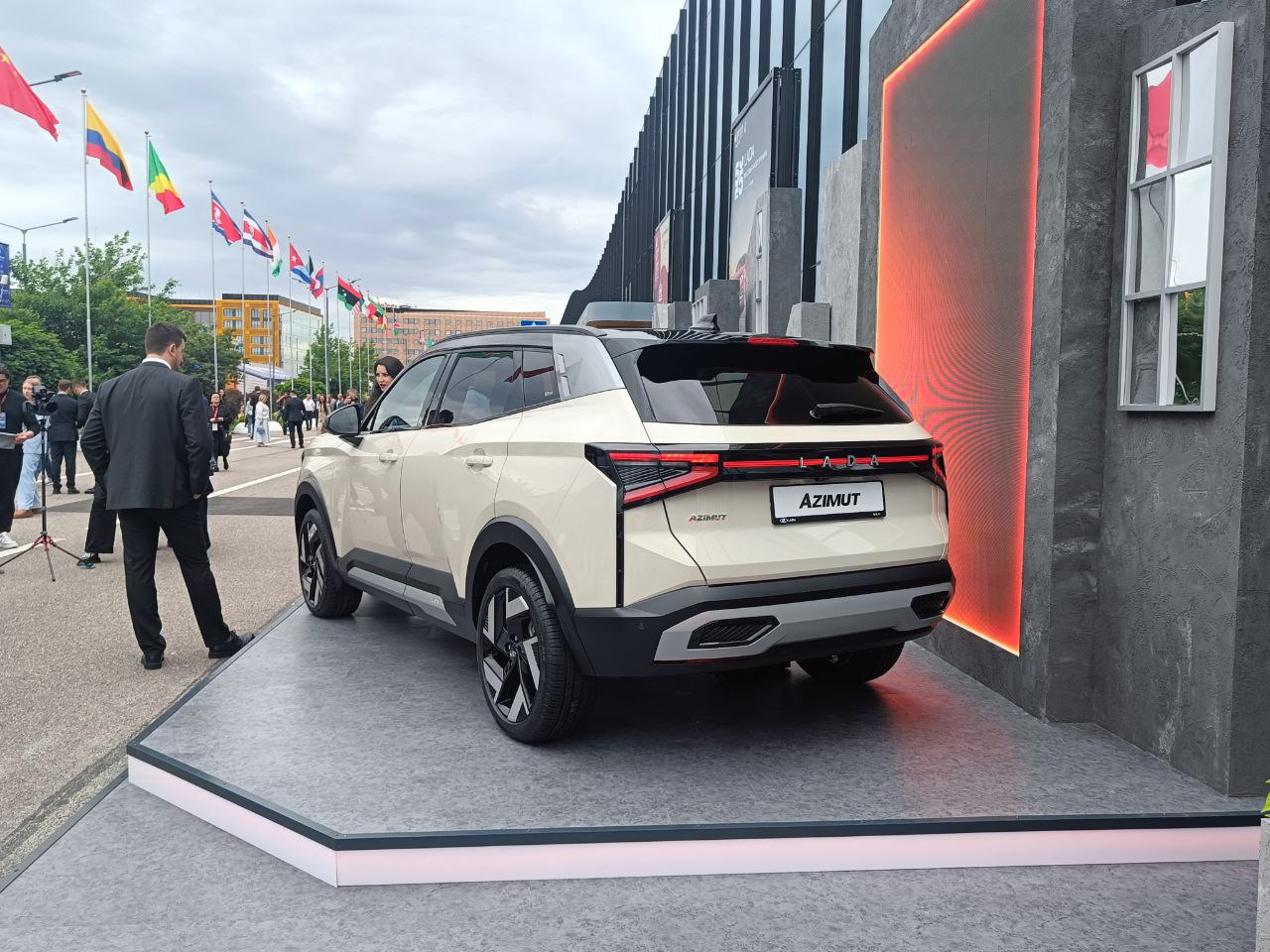 «АвтоВАЗ» показал новую Lada Azimut на ПМЭФ-2025