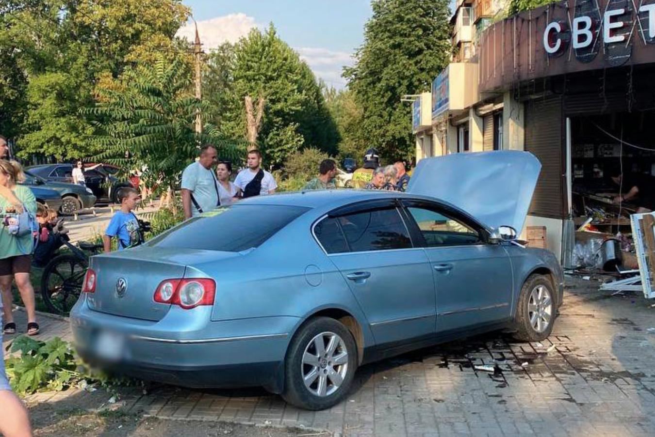 Макеевские силовики выясняют причины ДТП с пьяным водителем, сбившим посетителей магазина