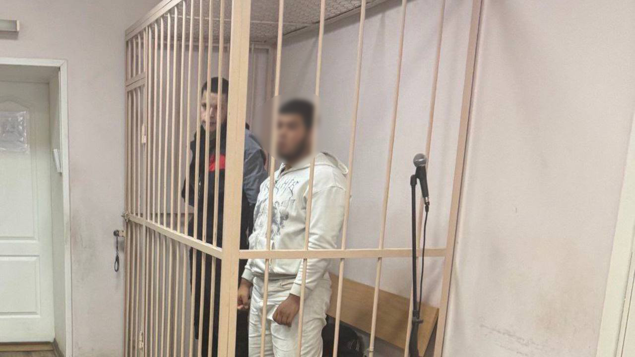 Суд в Петербурге избрал домашний арест для фигурантов дела о хулиганстве у Исаакиевского собора