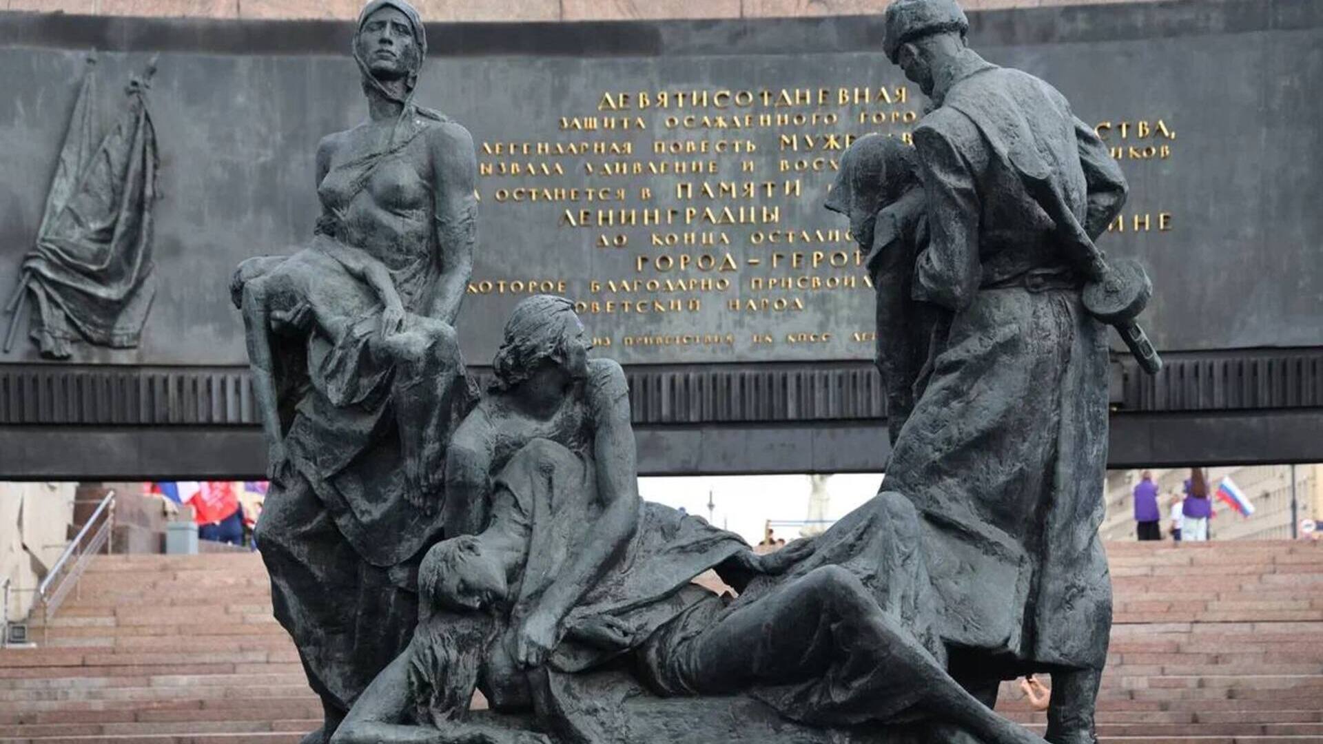 Церемония возложения цветов состоялась на площади Победы в честь годовщины окончания Битвы за Ленинград