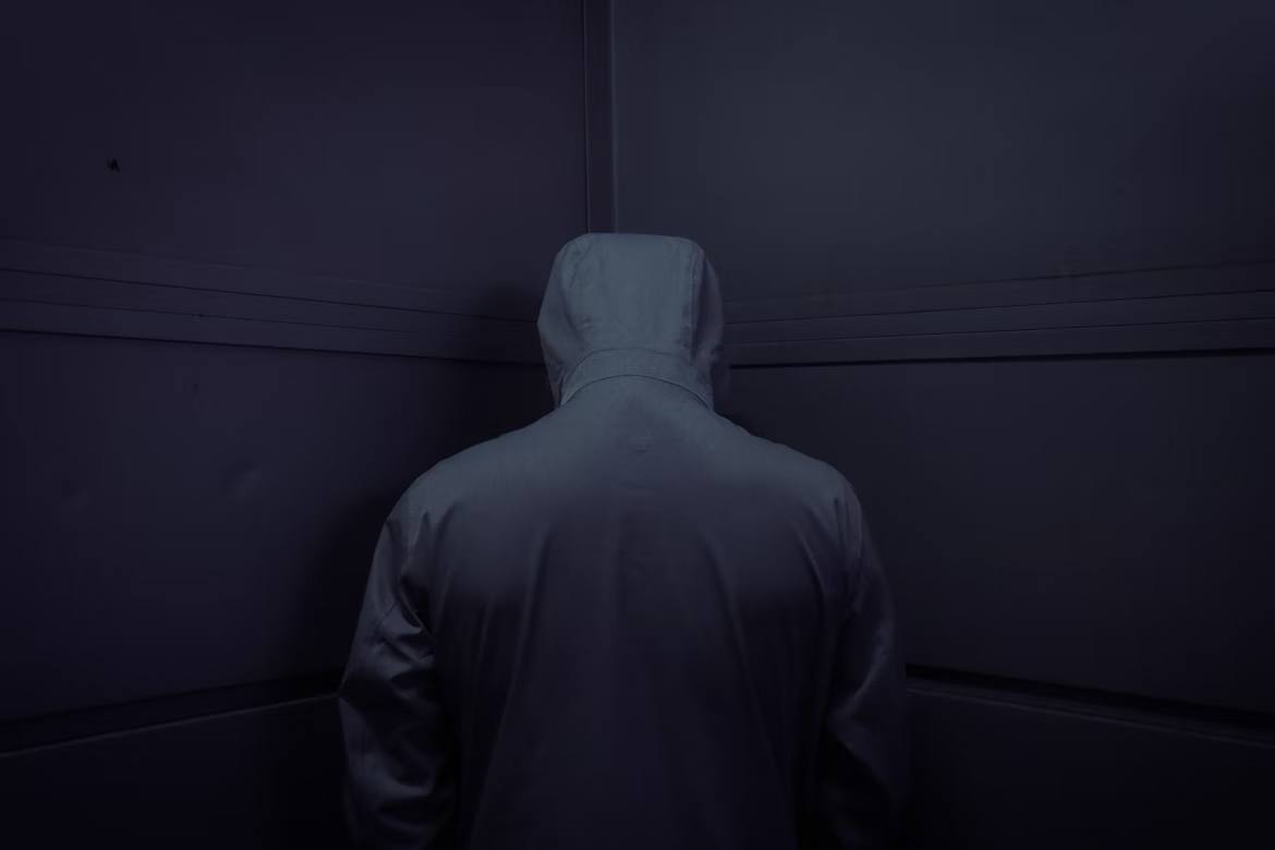 «Ваш родственник попал в ДТП»: в Петергофе задержан очередной курьер-мошенник