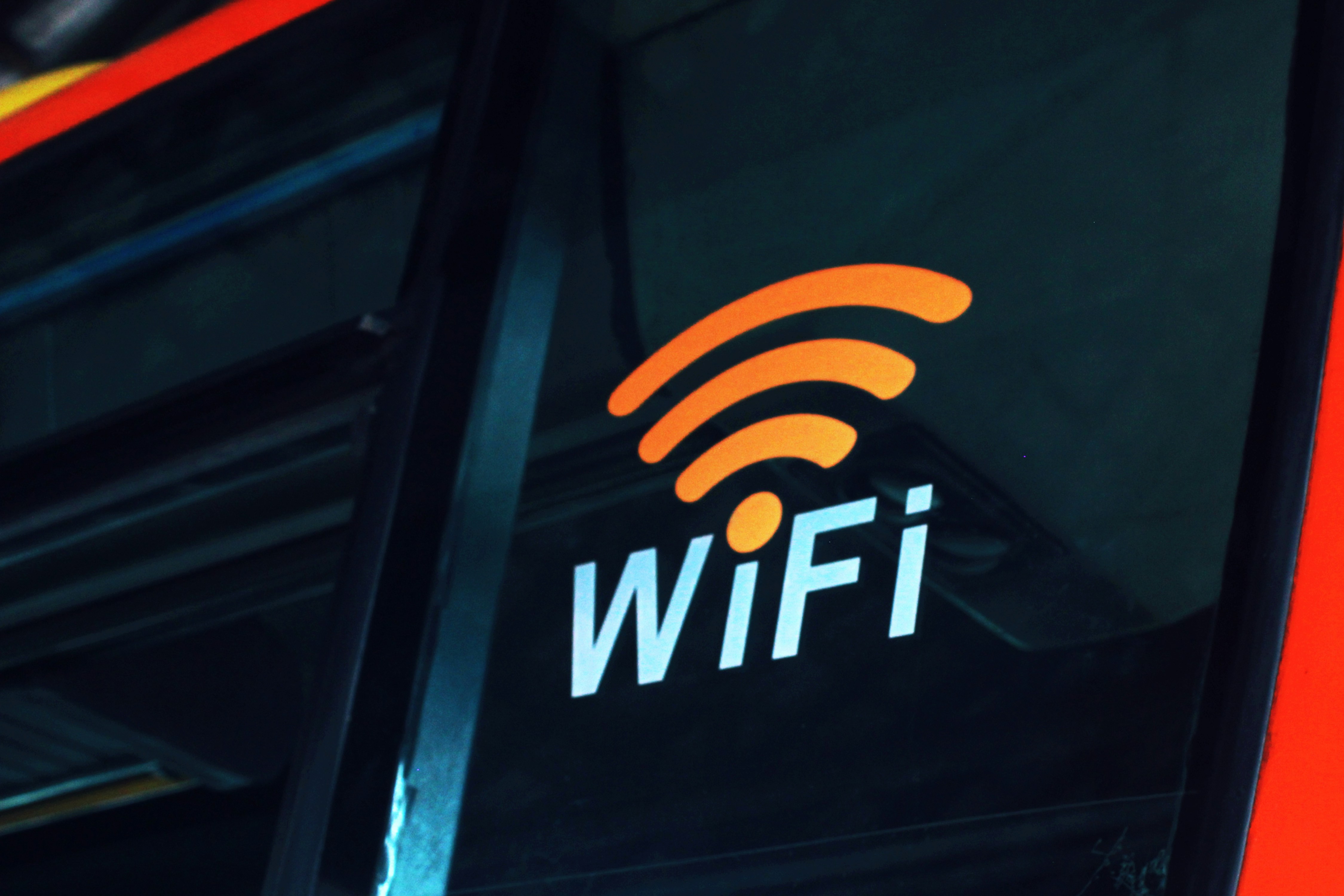Петербуржцы могут воспользоваться общественным Wi-Fi во время сбоев работы мобильного интернета