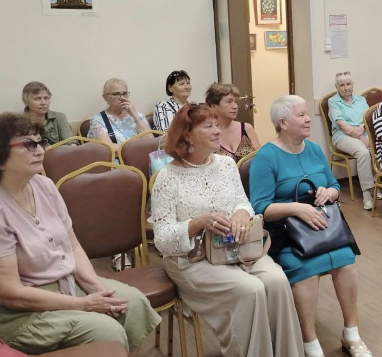Пожилым петербуржцам рассказали, как не стать жертвой афериста по телефону