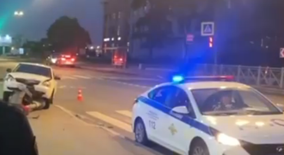 Мужчина погиб, врезавшись в светофор в полночь в Петербурге