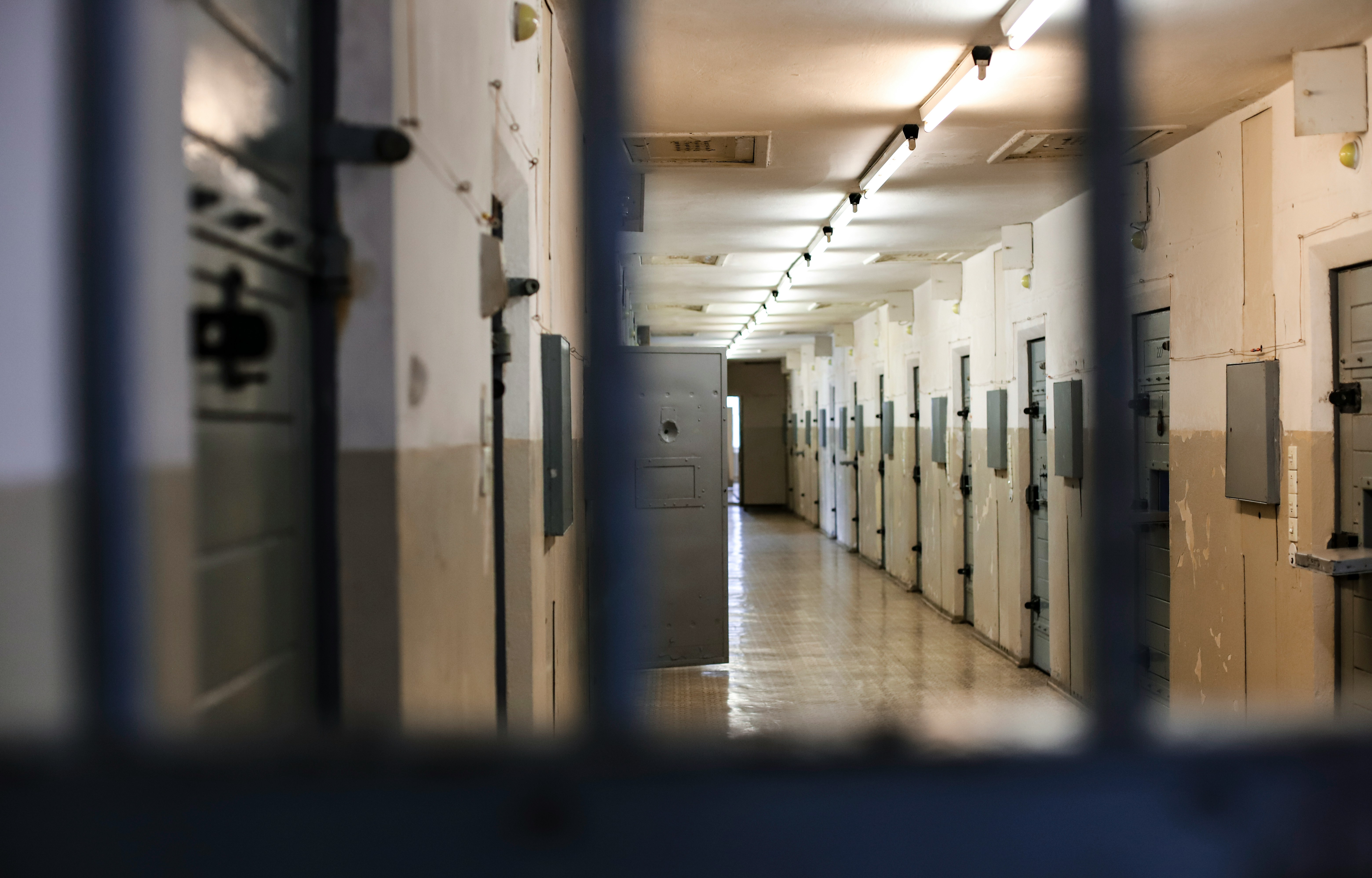 Двое полицейских в Петербурге поставили на фиктивный учет почти тысячу мигрантов
