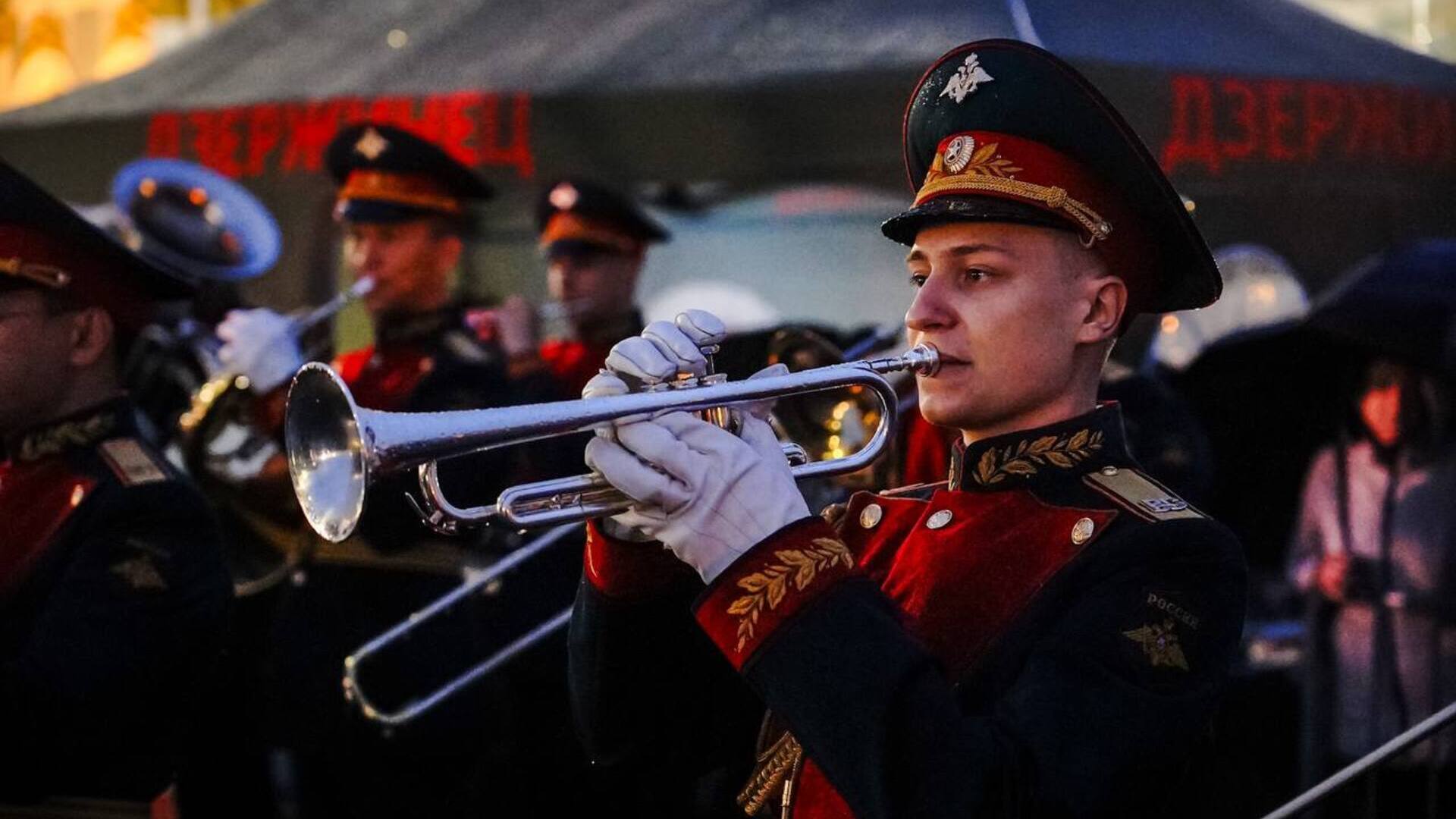 Военный оркестр исполнил гимн РФ в День памяти и скорби на церемонии на Пискаревском кладбище