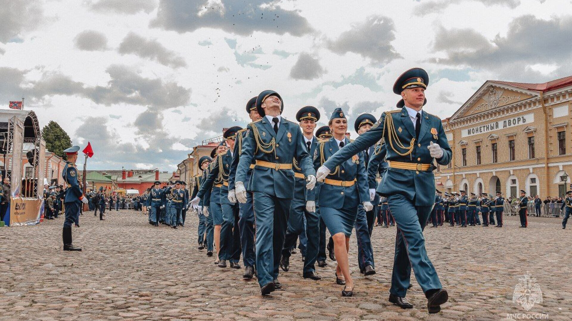Петербургский университет ГПС МЧС выпустил 400 молодых спасателей