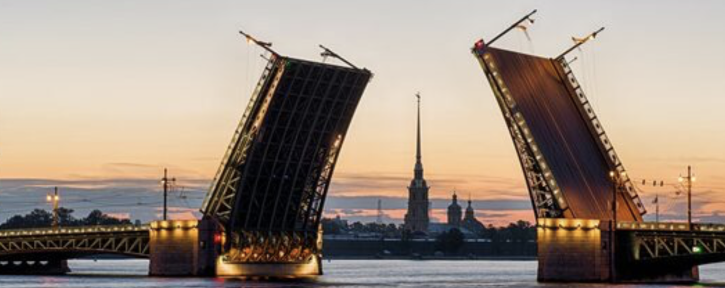 Дворцовый мост в Петербурге развели под «морской» плейлист в честь Дня ВМФ
