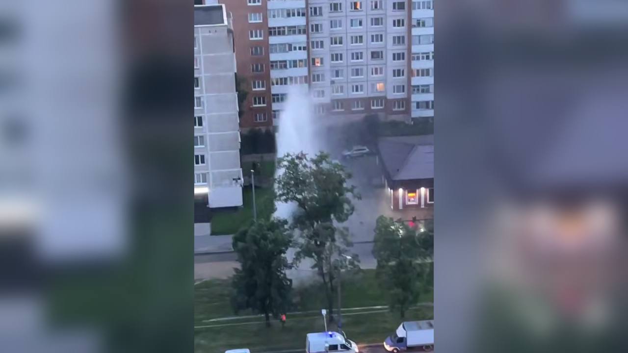 Петербуржцев удивил фонтан кипятка: во Фрунзенском районе трубы не выдержали проверки