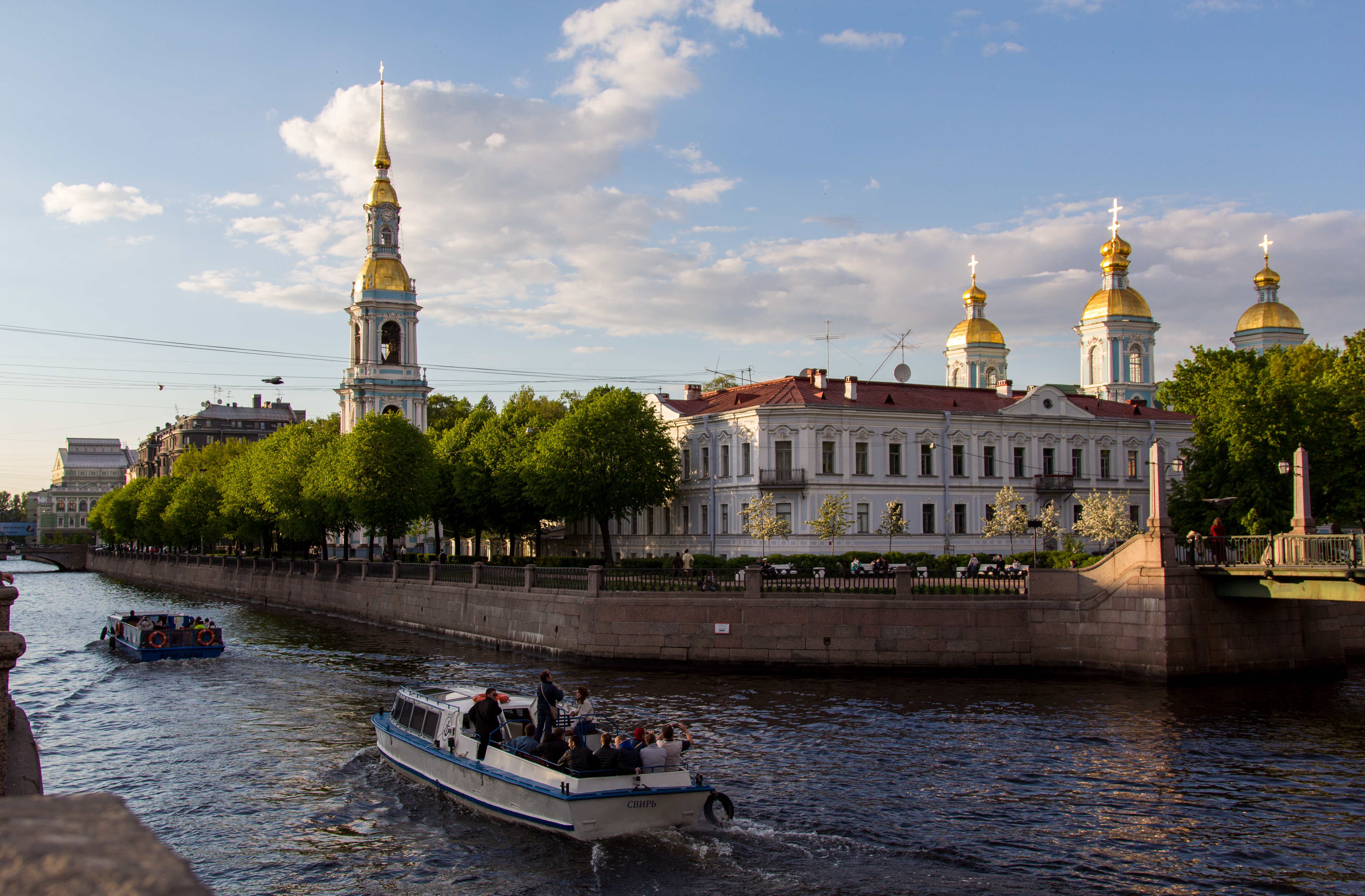 Водные экскурсии в центре Петербурга стали «бесшумными»