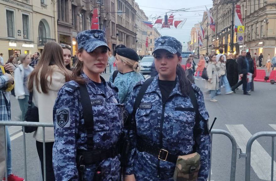 Сотрудницы Росгвардии за 10 минут отыскали в толпе потерявшегося школьника
