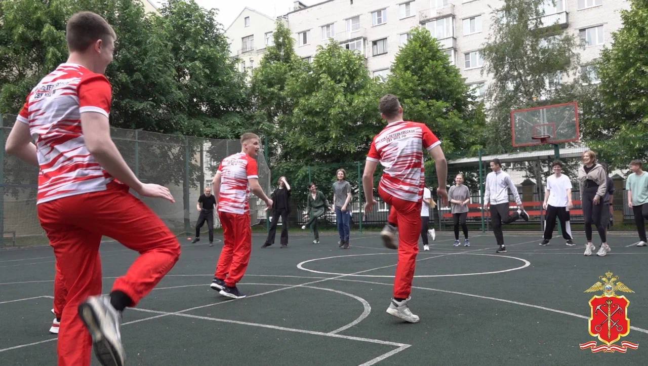 Петербургские полицейские провели зарядку со школьниками