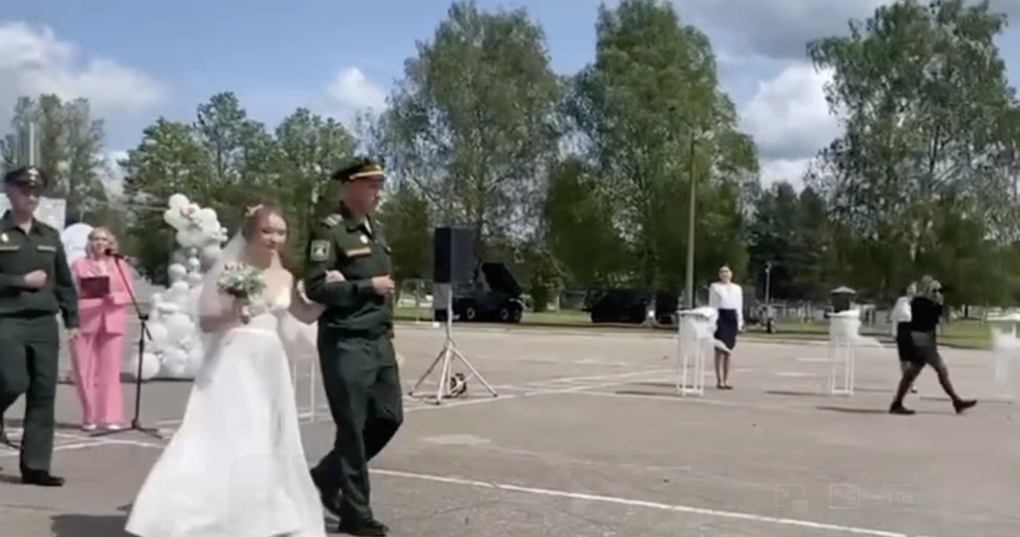 Мундир и фата: в Луге военные пары сыграли свадьбы под марш Мендельсона