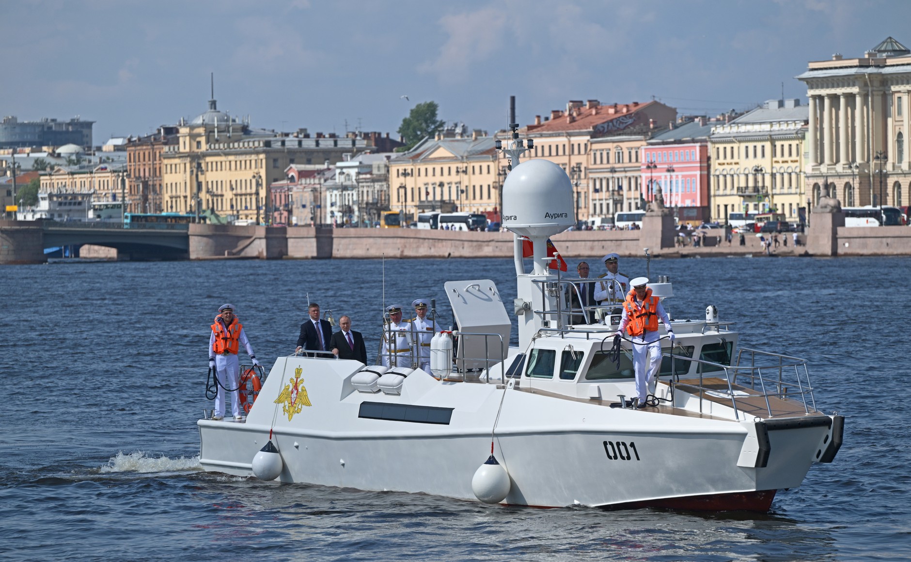 Путин поздравил военных моряков в Главном адмиралтействе Петербурга