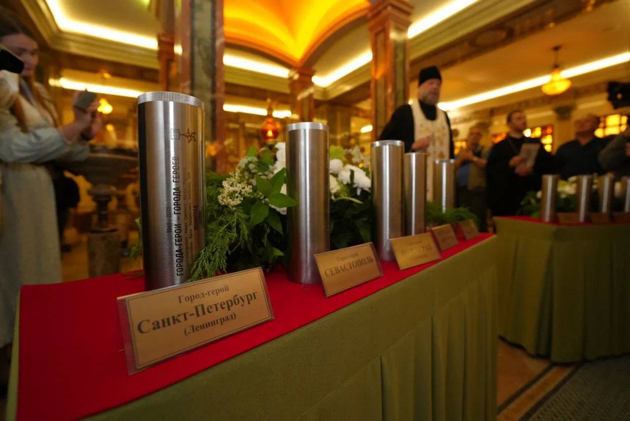 Хранители Победы: депутаты заложили символы мужества в крипту Всехсвятского храма