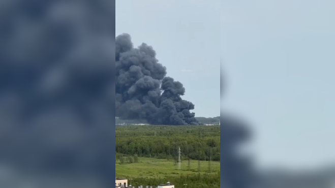 Очевидцы сообщили о полыхающем заводе в Янино