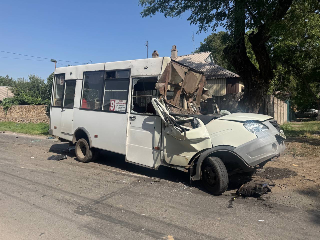 Два человека погибли в ДТП с микроавтобусом в Енакиево