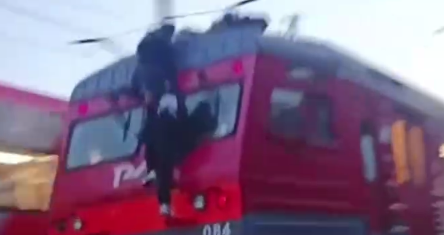 Четверо подростков из Ломоносова задержаны за зацепинг на электричке в Петербурге