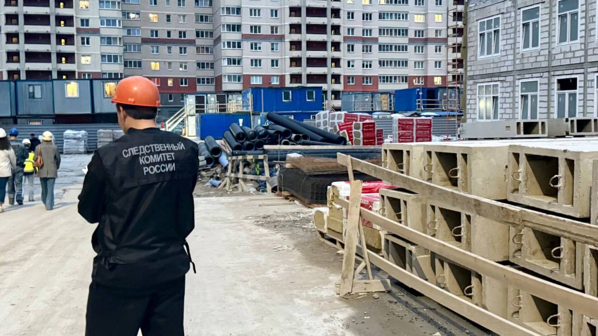 Более 300 мигрантов проверили военные следователи на стройке в Приморском районе Петербурга