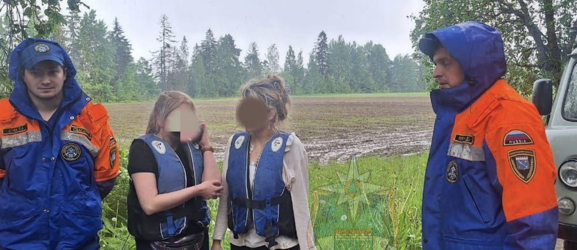 Спасатели эвакуировали женщин после происшествия на воде в Гатчинском районе