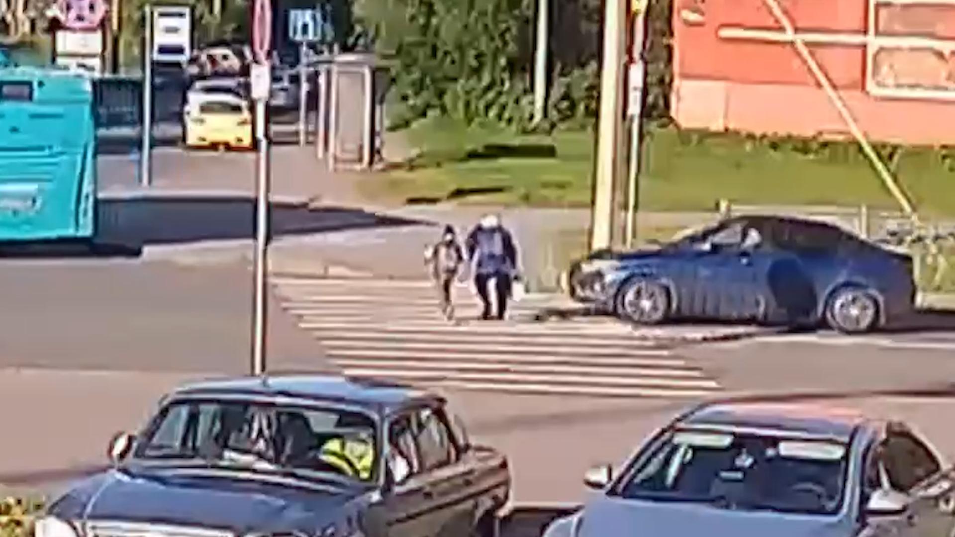 Женщина на «Жигулях» в Красносельском районе сбила бабушку с внуком и скрылась 