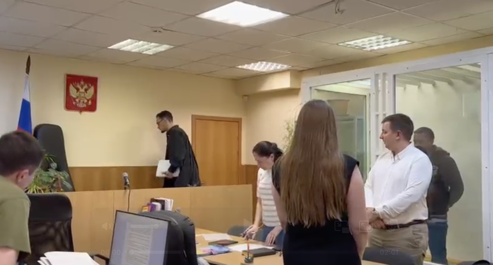 Суд арестовал полицейского из Петербурга за покровительство торговцам контрафактом