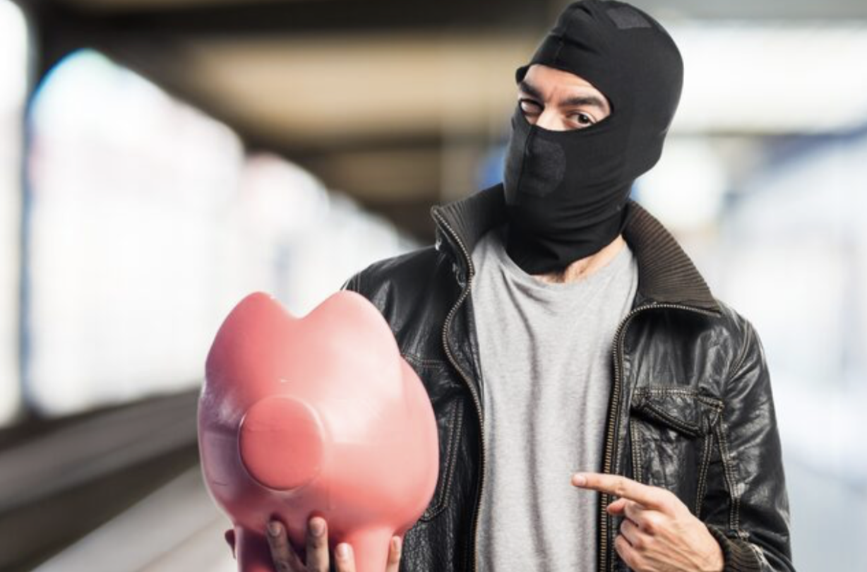 Мошенники заставили мужчину бросить дымовую шашку в банк Петербурга