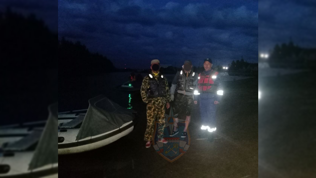 Спасатели доставили на берег двух мужчин, застрявших на Ладожском озере ночью