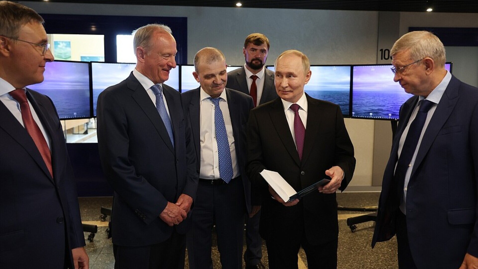 Сотрудники СПбГМТУ подарили Путину титановую модель ракеты «Ангара»