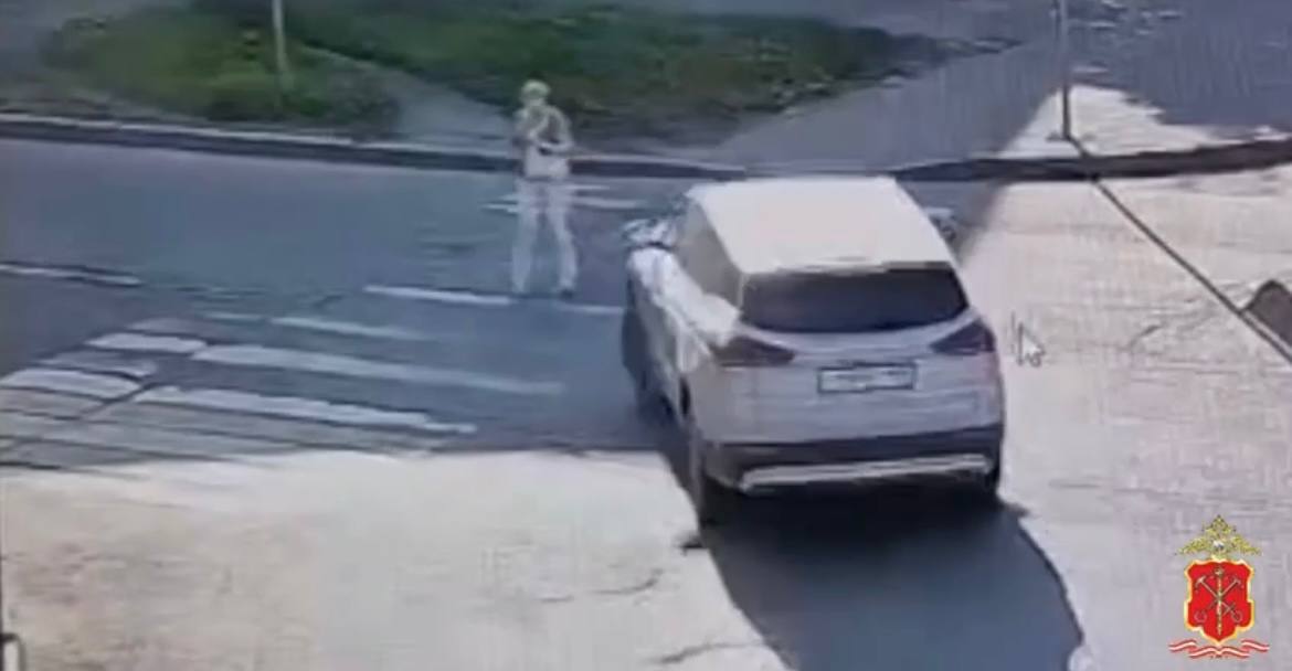 Женщину госпитализировали в тяжелом состоянии после наезда кроссовера в Металлострое