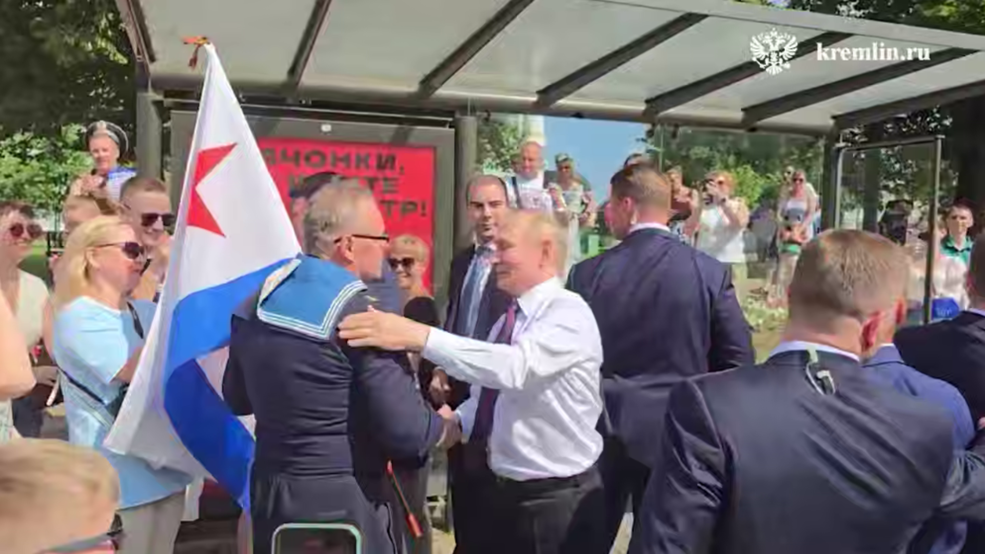 Петербуржцы устроили Путину теплый прием на Дворцовой площади
