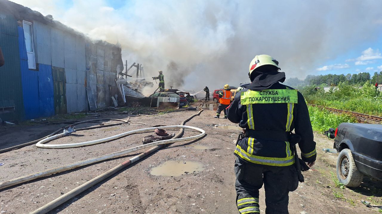 Пожарный поезд направили на тушение крупного возгорания в гаражах Красногвардейского района