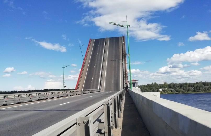 Ладожский мост разведут на 45 минут из-за прохода теплоходов