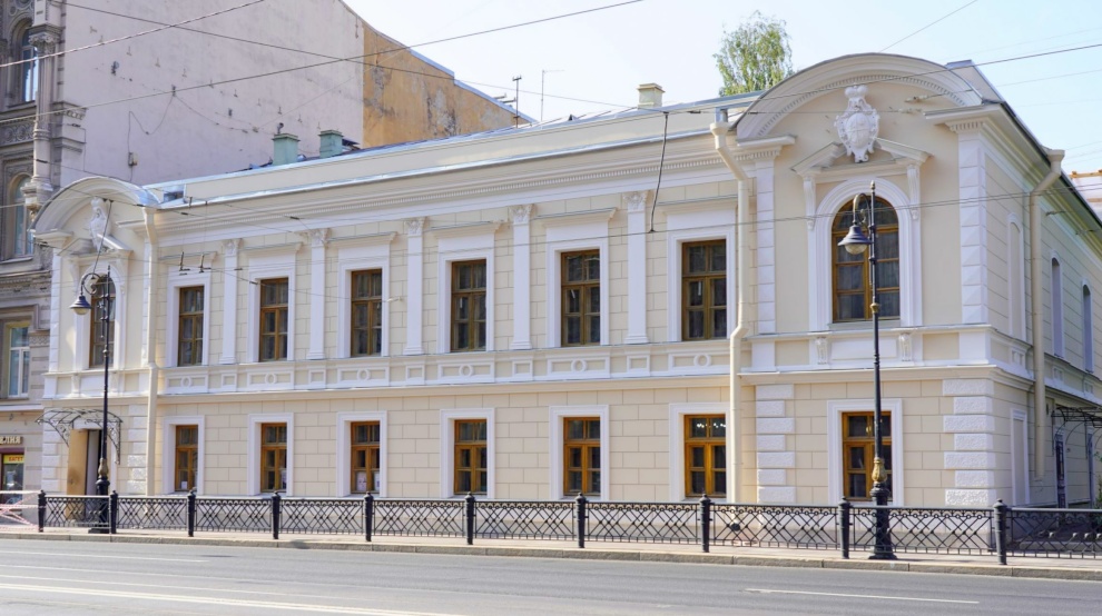 Реставраторы восстановили фигуры на фасаде библиотеки имени Лермонтова в Петербурге